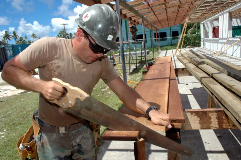 ebeniste-LA ROQUE EN PROVENCE-min_worker_construction_building_carpenter_male_job_build_helmet-893290